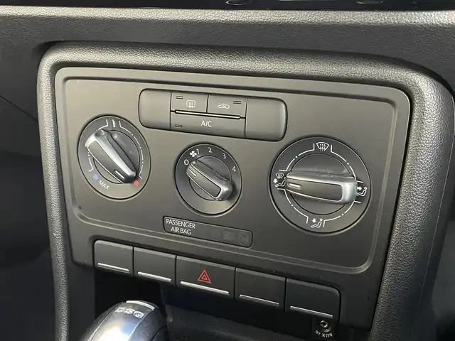 フォルクスワーゲン ザ・ビートル 長野県 2015(平27)年 5万km 白 ストラーダナビ/ 地デジTV/ バックカメラ/ CD/DVD/ bluetooth/ AUX/ HIDヘッドライト/ スマートキー/ プッシュスタート/ ETC/ 純正16インチAW