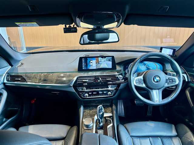 ＢＭＷ ５３０ｉ Mスポーツ 宮城県 2018(平30)年 4万km サファイアブラックP アクティブクルーズコントロール/レーンチェンジウォーニング/レーンキープアシスト/iDriveナビゲーションシステム/トップビューカメラ/フルセグTV/ブラックレザーシート/シートヒーター/メモリ機能付きパワーシート/アイドリングストップ/ステアリングスイッチ/パドルシフト/コンフォートアクセス/パワーバックドア/LEDヘッドライト/オートライト/フロント/バックフォグランプ