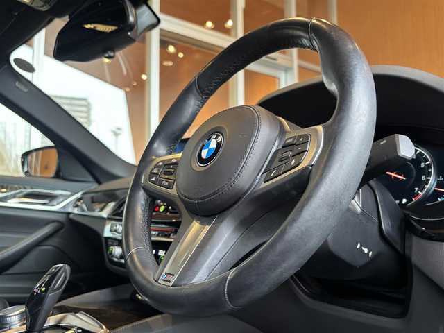 ＢＭＷ ５３０ｉ Mスポーツ 宮城県 2018(平30)年 4万km サファイアブラックP アクティブクルーズコントロール/レーンチェンジウォーニング/レーンキープアシスト/iDriveナビゲーションシステム/トップビューカメラ/フルセグTV/ブラックレザーシート/シートヒーター/メモリ機能付きパワーシート/アイドリングストップ/ステアリングスイッチ/パドルシフト/コンフォートアクセス/パワーバックドア/LEDヘッドライト/オートライト/フロント/バックフォグランプ