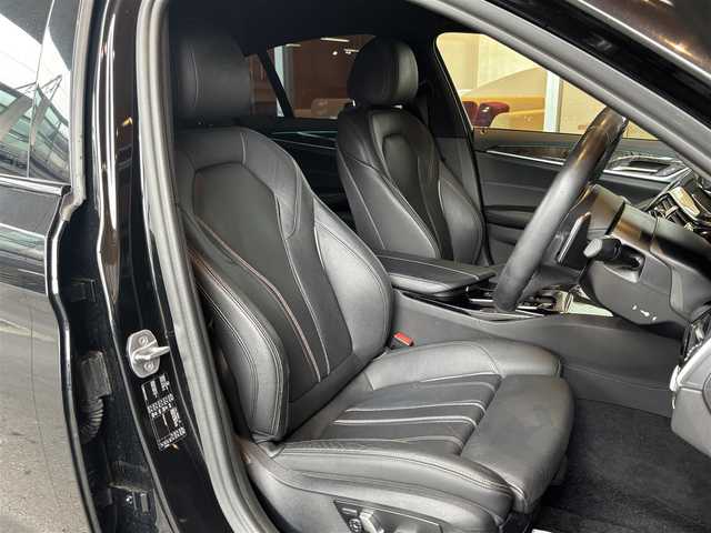 ＢＭＷ ５３０ｉ Mスポーツ 宮城県 2018(平30)年 4万km サファイアブラックP アクティブクルーズコントロール/レーンチェンジウォーニング/レーンキープアシスト/iDriveナビゲーションシステム/トップビューカメラ/フルセグTV/ブラックレザーシート/シートヒーター/メモリ機能付きパワーシート/アイドリングストップ/ステアリングスイッチ/パドルシフト/コンフォートアクセス/パワーバックドア/LEDヘッドライト/オートライト/フロント/バックフォグランプ