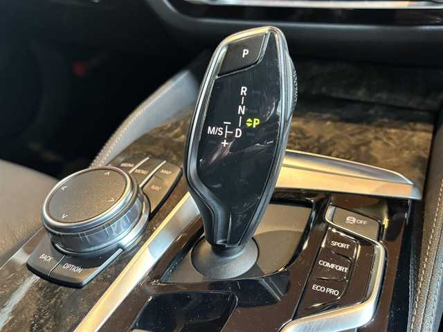 ＢＭＷ ５３０ｉ Mスポーツ 宮城県 2018(平30)年 4万km サファイアブラックP アクティブクルーズコントロール/レーンチェンジウォーニング/レーンキープアシスト/iDriveナビゲーションシステム/トップビューカメラ/フルセグTV/ブラックレザーシート/シートヒーター/メモリ機能付きパワーシート/アイドリングストップ/ステアリングスイッチ/パドルシフト/コンフォートアクセス/パワーバックドア/LEDヘッドライト/オートライト/フロント/バックフォグランプ