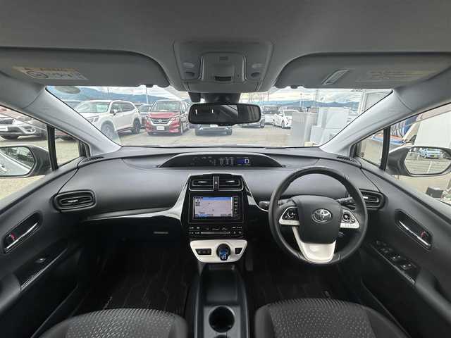 トヨタ プリウス Sセーフティプラス 岩手県 2017(平29)年 18.8万km シルバーM 純正SDナビ/FM/AM/CD/Bluetooth/ワンセグTV/衝突被害軽減ブレーキ/レーンキープアシスト/横滑り防止装置/クリアランスソナー/バックカメラ/オートライト/LEDヘッドライト/フォグランプ/ワイパーデアイサー/レーダークルーズコントロール/アドバンストパーク/プッシュスタート/スマートキー/スペアキー×1