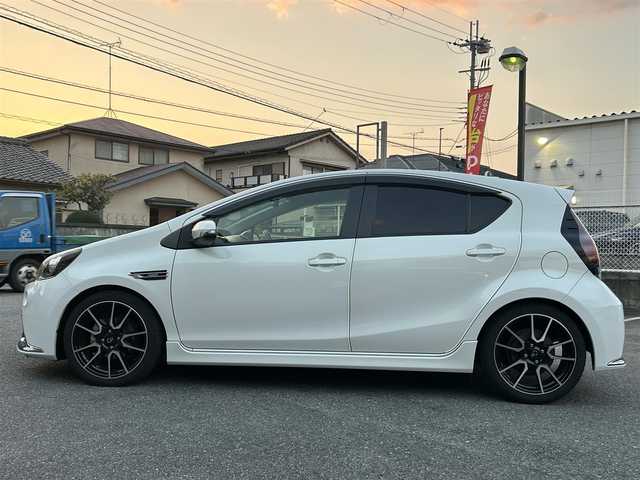 トヨタ アクア G G’s 奈良県 2016(平28)年 10.3万km ライムホワイトパールクリスタルシャイン ディーラー純正ナビ(NHZN-W60G)/BT/CD/TV/DVD/SD//衝突軽減システム/横滑り防止装置/車線はみだし防止装置/バックカメラ/LEDヘッドライト/LEDフォグライト/シートヒーター/フルセグTV/ハーフレザーシート/保証書・取説付き