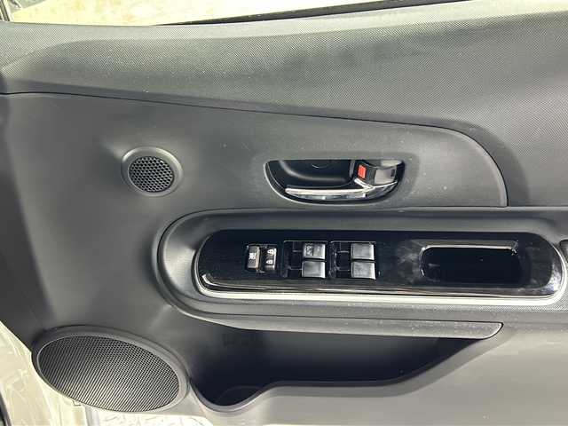 トヨタ アクア クロスオーバー 沖縄県 2018(平30)年 3.7万km ライムホワイトパールクリスタルシャイン 県外仕入　/禁煙車　/純正7インチナビ（ワンセグ，ＢＴ，ＣＤ／ＤＶＤ，ラジオ）　/バックカメラ　/ハーフレザーシート　/ルーフレール　/純正フロアマット　/ビルドインＥＴＣ　/ドライブレコーダー/純正16インチアルミホイール　/リモコンキー