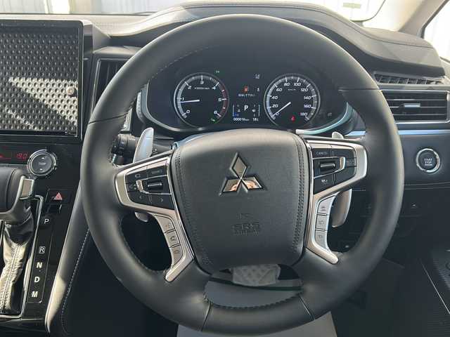 三菱 デリカＤ：５ シャモニー 三重県 2025(令7)年 0.1千km グラファイトグレーメタリック/ブラックマイカ 登録済未使用車/バックカメラ/BSM/前席シートヒーター/パワーバックドア/スペアキー/AC100V/両側パワースライドドア/ステアリングヒーター/革巻きステアリング/ステアリングスイッチ/前席パワーシート/レーダークルーズコントロール/レーンキープアシスト/衝突軽減ブレーキ/ハーフレザーシート/LEDヘッドライト/オートハイビーム/オートライト/電動格納ミラー/禁煙車