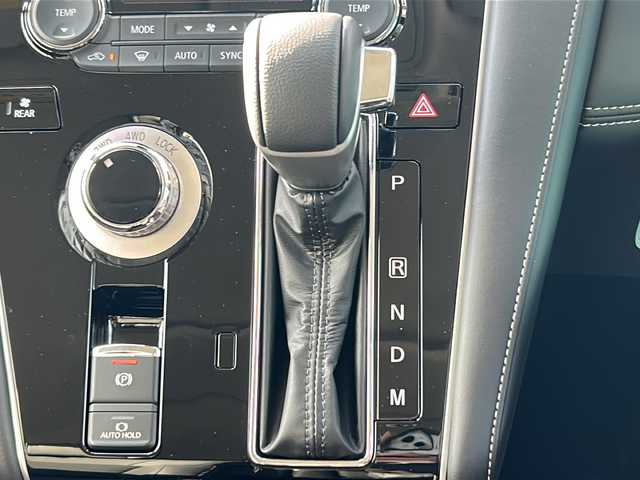 三菱 デリカＤ：５ シャモニー 三重県 2025(令7)年 0.1千km グラファイトグレーメタリック/ブラックマイカ 登録済未使用車/バックカメラ/BSM/前席シートヒーター/パワーバックドア/スペアキー/AC100V/両側パワースライドドア/ステアリングヒーター/革巻きステアリング/ステアリングスイッチ/前席パワーシート/レーダークルーズコントロール/レーンキープアシスト/衝突軽減ブレーキ/ハーフレザーシート/LEDヘッドライト/オートハイビーム/オートライト/電動格納ミラー/禁煙車