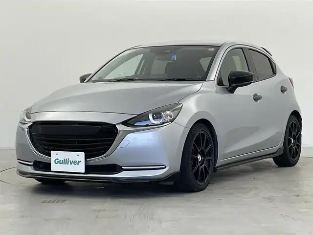 マツダ マツダ２ 15S ブラックトーンED 群馬県 2022(令4)年 3.6万km ソニックシルバーM ・ＣＤ／ＤＶＤプレーヤー＋地上デジタルＴＶチューナー（フルセグ）/＝＝＝＝＝/・スマート・ブレーキ・サポート/・マツダ・レーダー・クルーズ・コントロール［全車速追従機能付］/・レーン・キープ・アシスト・システム/・電動格納リモコン式カラードドアミラー（カラー：グロスブラック）/・マフラーカッター/・フロントバンパーロアガーニッシュ／リアバンパーロアガーニッシュ（カラー：サテンクロームメッキ）/・フロントグリル（カラー：グロスブラック）/・ステアリング：シフトスイッチ/・シャークフィンアンテナ（ラジオ用）/・１８５／６０Ｒ１６　８６Ｈタイヤ＆１６×５．５Ｊインチアルミホイール（ブラックメタリック塗装）/・シート（カラー：ブラック）/・エアコンルーバー加飾（内側：ダークレッド）/・コンソールサイドデコレーション（カラー：ブラック）/・ステアリングスイッチパネル加飾（サテンクロームメッキ）/・シフトベゼル（カラー：シルバー）/・ステアリング／シフトノブ／パーキングブレーキレバー（材質：本革巻）