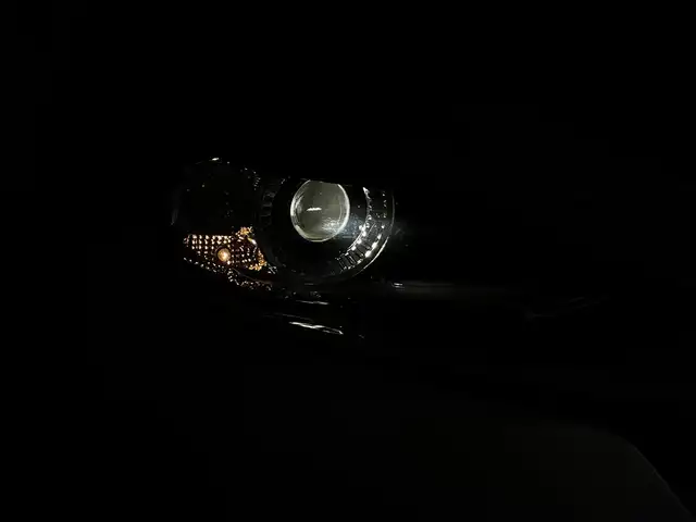 マツダ マツダ２ 15S ブラックトーンED 群馬県 2022(令4)年 3.6万km ソニックシルバーM ・ＣＤ／ＤＶＤプレーヤー＋地上デジタルＴＶチューナー（フルセグ）/＝＝＝＝＝/・スマート・ブレーキ・サポート/・マツダ・レーダー・クルーズ・コントロール［全車速追従機能付］/・レーン・キープ・アシスト・システム/・電動格納リモコン式カラードドアミラー（カラー：グロスブラック）/・マフラーカッター/・フロントバンパーロアガーニッシュ／リアバンパーロアガーニッシュ（カラー：サテンクロームメッキ）/・フロントグリル（カラー：グロスブラック）/・ステアリング：シフトスイッチ/・シャークフィンアンテナ（ラジオ用）/・１８５／６０Ｒ１６　８６Ｈタイヤ＆１６×５．５Ｊインチアルミホイール（ブラックメタリック塗装）/・シート（カラー：ブラック）/・エアコンルーバー加飾（内側：ダークレッド）/・コンソールサイドデコレーション（カラー：ブラック）/・ステアリングスイッチパネル加飾（サテンクロームメッキ）/・シフトベゼル（カラー：シルバー）/・ステアリング／シフトノブ／パーキングブレーキレバー（材質：本革巻）