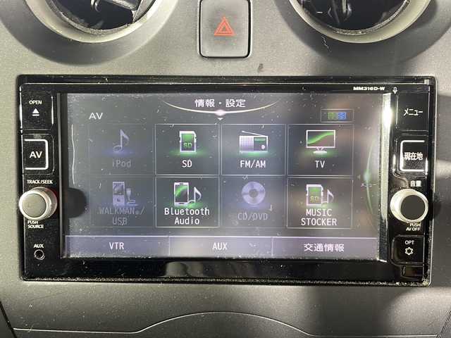 日産 ノート X 沖縄県 2018(平30)年 8.1万km ブリリアントシルバー 禁煙車　/純正ナビ[MM316D-W]/（フルセグＴＶ　ＣＤ　ＤＶＤ　Ｂｌｕｅｔｏｏｔｈ）/アラウンドビューモニター/スマートルームミラー/エマージェンシーブレーキ　/レーンキープアシスト　/コーナーセンサー　/横滑り防止装置　/アイドリングストップ/ステアリングスイッチ/スマートキー/純正アルミホイール