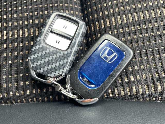 ホンダ ヴェゼル ハイブリッド Z ホンダセンシング 岩手県 2017(平29)年 4.6万km プレミアムクリスタルレッドM 純正メモリナビ/AM/FM/CD/DVD/Bluetooth/バックカメラ/ビルトインETC/ドライブレコーダー/クルーズコントロール/衝突被害軽減ブレーキ/レーンキープアシスト/横滑り防止装置/アイドリングストップ/シートヒーター/オートライト/LEDヘッドライト/フォグランプ/スマートキー/プッシュスタート/電動格納ミラー/純正17インチAW/純正フロアマット/純正ドアバイザー/保証書HDDナビ