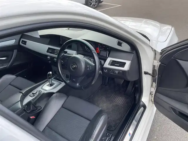 ＢＭＷ ５２５ｉ Mスポーツ 東京都 2010(平22)年 13.4万km 白 純正ナビ/バックカメラ/ETC/ハーフレザーシート/パワーシート/HIDヘッドライト/スマートキー/プッシュスタート