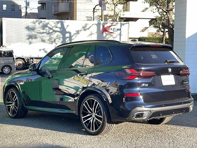 ＢＭＷ ＢＭＷ Ｘ５ xDrive 40d Mスポーツ 東京都 2025(令7)年 0.7万km カーボンブラックM ワンオーナー/新車時保証書　取扱説明書/ドライビングアシスト/緊急時のブレーキ・アシスト/ステアリング&レーン・コントロール・アシスト/ACC（アクティブ・クルーズ・コントロール）/レーン・チェンジ・ウォーニング＆レーン・チェンジ・アシスト/パーキング・アシスト/純正ナビ/フルセグTV/USB/BT/AppleCarplay/360度カメラ　ETC/ハーマンカードンオーディオ/純正ドライブレコーダー【前後】/ヘッドアップディスプレイ/パワーシート【フロントメモリー＆マッサージ付】/レザーシート　パノラマガラスサンルーフ/シートヒーター/ベンチレーター/カーボンファイバートリム/LEDヘッドライト/オートライト/パワーバックドア/スマートキー×２/デジタルカードキー×１/ブルーキャリパー/純正22インチアルミ
