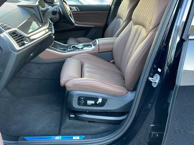 ＢＭＷ ＢＭＷ Ｘ５ xDrive 40d Mスポーツ 東京都 2025(令7)年 0.7万km カーボンブラックM ワンオーナー/新車時保証書　取扱説明書/ドライビングアシスト/緊急時のブレーキ・アシスト/ステアリング&レーン・コントロール・アシスト/ACC（アクティブ・クルーズ・コントロール）/レーン・チェンジ・ウォーニング＆レーン・チェンジ・アシスト/パーキング・アシスト/純正ナビ/フルセグTV/USB/BT/AppleCarplay/360度カメラ　ETC/ハーマンカードンオーディオ/純正ドライブレコーダー【前後】/ヘッドアップディスプレイ/パワーシート【フロントメモリー＆マッサージ付】/レザーシート　パノラマガラスサンルーフ/シートヒーター/ベンチレーター/カーボンファイバートリム/LEDヘッドライト/オートライト/パワーバックドア/スマートキー×２/デジタルカードキー×１/ブルーキャリパー/純正22インチアルミ