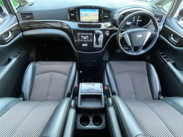 日産 エルグランド 250ハイウェイスター 滋賀県 2013(平25)年 4.9万km ブリリアントホワイトパール 社外８インチナビ/Bluetooth/CD/DVD/USB/フルセグ/ハーフレザー/両側電動スライド/パワーリアゲート/２列目オットマン/フリップダウンモニター/ドラレコ（前後）/バックカメラ/オートライト/プッシュスタート/スマートキー/ステアリングリモコン/ETC