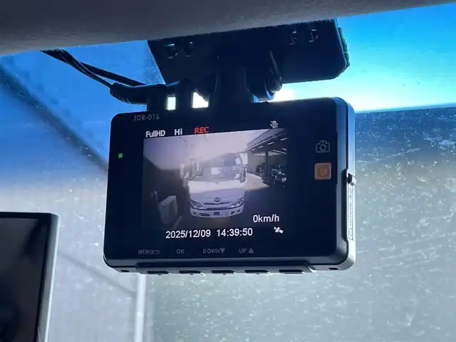 日産 エルグランド 250ハイウェイスター 滋賀県 2013(平25)年 4.9万km ブリリアントホワイトパール 社外８インチナビ/Bluetooth/CD/DVD/USB/フルセグ/ハーフレザー/両側電動スライド/パワーリアゲート/２列目オットマン/フリップダウンモニター/ドラレコ（前後）/バックカメラ/オートライト/プッシュスタート/スマートキー/ステアリングリモコン/ETC