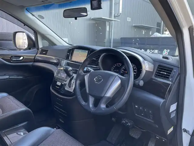 日産 エルグランド 250ハイウェイスター 滋賀県 2013(平25)年 4.9万km ブリリアントホワイトパール 社外８インチナビ/Bluetooth/CD/DVD/USB/フルセグ/ハーフレザー/両側電動スライド/パワーリアゲート/２列目オットマン/フリップダウンモニター/ドラレコ（前後）/バックカメラ/オートライト/プッシュスタート/スマートキー/ステアリングリモコン/ETC