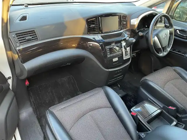 日産 エルグランド 250ハイウェイスター 滋賀県 2013(平25)年 4.9万km ブリリアントホワイトパール 社外８インチナビ/Bluetooth/CD/DVD/USB/フルセグ/ハーフレザー/両側電動スライド/パワーリアゲート/２列目オットマン/フリップダウンモニター/ドラレコ（前後）/バックカメラ/オートライト/プッシュスタート/スマートキー/ステアリングリモコン/ETC