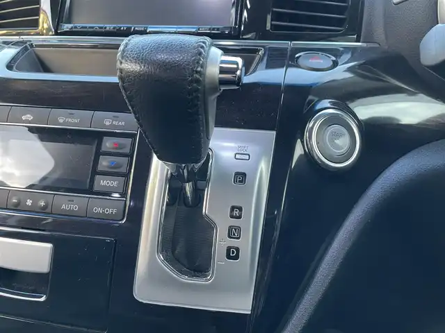 日産 エルグランド 250ハイウェイスター 滋賀県 2013(平25)年 4.9万km ブリリアントホワイトパール 社外８インチナビ/Bluetooth/CD/DVD/USB/フルセグ/ハーフレザー/両側電動スライド/パワーリアゲート/２列目オットマン/フリップダウンモニター/ドラレコ（前後）/バックカメラ/オートライト/プッシュスタート/スマートキー/ステアリングリモコン/ETC