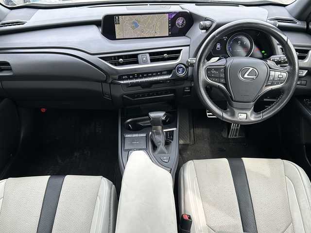 レクサス ＵＸ 250h Fスポーツ 大阪府 2021(令3)年 5.9万km ソニックチタニウム １オーナー　ＴＲＤマフラー＆エアロ　３眼ＬＥＤライト　ナビ　全方位カメラ　サンルーフ　ＰＣＳ　ＢＳＭ　ＨＵＤ　前席シートヒーター＆エアシート　パワーシート　パワーバックドア　前後ドラレコ　ＥＴＣ２．０/ワンオーナー/純正ナビ/全方位カメラ/サンルーフ/ETC2.0/前後ドラレコ/ブラインドスポットモニター/ヘッドアップディスプレイ/レーダークルーズコントロール/TRDフルエアロ/TRDマフラー/D+N席シートヒーター/D+N席エアーシート/ステリングヒーター/D+N席パワーシート/パワーバックドア/パドルシフト/三眼LEDヘッドライト/フォグランプ/衝突被害軽減システム/スマートキー