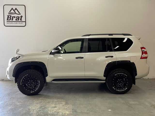 トヨタ ランドクルーザー プラド TX Lパッケージ・G－フロンティア 道北・旭川 2017(平29)年 6.6万km ホワイトパールクリスタルシャイン AIS検査済み【2503029714】/MTモード付/ワンオーナー/ルーフレール/純正LEDヘッドライト/純正サンルーフ/レザーシート/イクリプスSDナビ（社外）/フルセグテレビ（社外）/ドライブレコーダー/ETC/前席パワーシート/前席シートヒーター/センターデフロック/コーナーセンサー/フロントカメラ（社外）/バックカメラ/17インチAW　モンツァジャパン　ハイブロック エルデ（社外）/BFグッドリッチKO2　275/70-17（社外）/リフトアップコイルVer.2（社外）/JAOSフェンダーガーニッシュ（社外）/LEDバックランプ（社外）/社外パーツ取付有