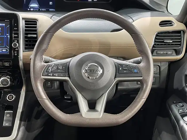 日産 セレナ ハイウェイスター Vセレクション 愛知県 2017(平29)年 4.1万km マルーンレッド 2トーン 純正９インチＳＤナビ　/（FM/AM/SD/Bluetooth/フルセグTV/CD・DVD・ブルーレイ再生）/純正フリップダウンモニター　/ブラウンハーフレザーシート/セーフティパックＢ　/　　-衝突軽減ブレーキ　/　　-車線逸脱警報/　　-歩行者検知/　　-アクティブクルーズコントロール（ACC)/　　-アラウンドビューモニター　/プロパイロット　/両側パワースライドドア　/デジタルインナーミラー/ビルトインＥＴＣ　/ドライブレコーダー/LEDヘッドライト/純正16インチアルミホイール