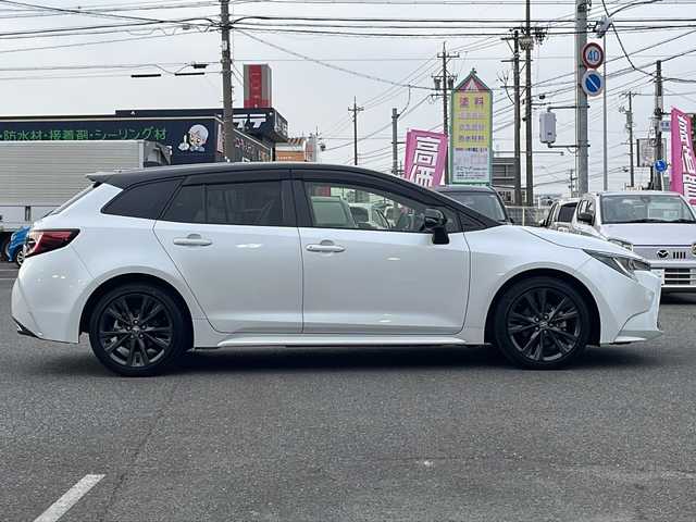 トヨタ カローラツーリング ハイブリッド ダブルバイビー 愛知県 2021(令3)年 1.3万km ブラックマイカ/プラチナホワイトパールマイカ /禁煙//ワンオーナー//純正17AW//純正ナビ機能付きディスプレイオーディオ//BT/フルセグ/Miracast//バックカメラ//ビルトインETC//前後ドライブレコーダー//ハーフレザーシート//LTA/ACC/PCS/BSM//RCTA/PKSB/RSA//前後クリアランスソナー//横滑り防止装置//盗難防止装置//電子制御パーキングブレーキ//ブレーキホールド//本革巻きステアリング//ステアリングスイッチ//LEDオートライト//オートマチックハイビーム//フォグランプ//純正フロアマット//純正ドアバイザー//新車時保証書//取扱説明書//ナビ取扱説明書//ディーラー記録簿　R4.5 R4.11 R5.11 R6.10//スペアスマートキー