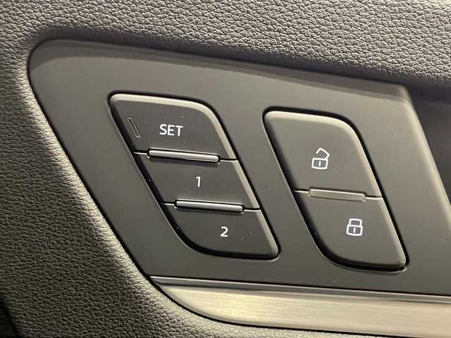 アウディ Ｑ５ 2．0TFSIクワトロ スポーツ 新潟県 2018(平30)年 3.8万km ミトスブラックメタリック オプション/Sラインパッケージ/アシスタンスパッケージ/マトリクスLEDヘッドライトパッケージ/主要装備/純正ナビ/(CD/DVD/Bluetooth/USB/フルセグTV)/360°ビューカメラ/ETC/ドライブレコーダー/ハーフレザーシート/シートヒーター/パワーバックドア/純正19インチアルミホイール/ドアバイザー