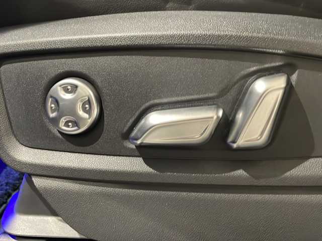 アウディ Ｑ５ 2．0TFSIクワトロ スポーツ 新潟県 2018(平30)年 3.8万km ミトスブラックメタリック オプション/Sラインパッケージ/アシスタンスパッケージ/マトリクスLEDヘッドライトパッケージ/主要装備/純正ナビ/(CD/DVD/Bluetooth/USB/フルセグTV)/360°ビューカメラ/ETC/ドライブレコーダー/ハーフレザーシート/シートヒーター/パワーバックドア/純正19インチアルミホイール/ドアバイザー