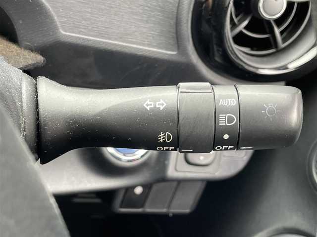 トヨタ アクア S 滋賀県 2017(平29)年 5.9万km ブラックマイカ 禁煙車/純正7インチナビ/・フルセグTV/・Bluetooth/・CD/DVD/・SD/・AM/FM/バックカメラ/ETC/オートエアコン/オートライト/スマートキー/スペアキー/電装格納ミラー/横滑り防止機能/車両接近通報装置