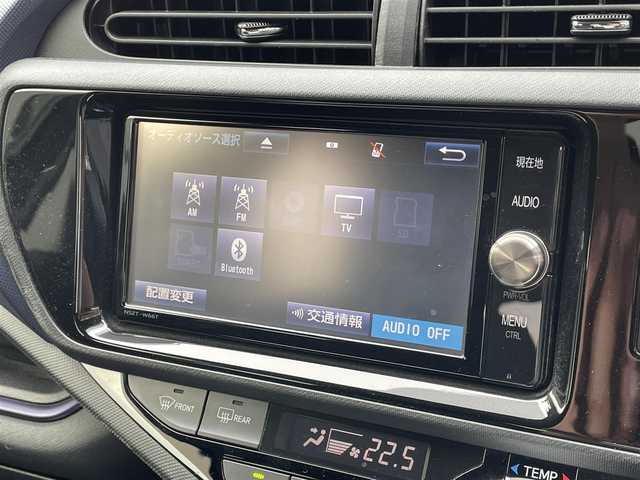 トヨタ アクア S 滋賀県 2017(平29)年 5.9万km ブラックマイカ 禁煙車/純正7インチナビ/・フルセグTV/・Bluetooth/・CD/DVD/・SD/・AM/FM/バックカメラ/ETC/オートエアコン/オートライト/スマートキー/スペアキー/電装格納ミラー/横滑り防止機能/車両接近通報装置