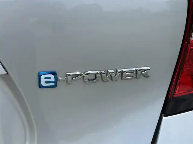 日産 ノート e－パワー B 兵庫県 2019(平31)年 2.7万km ブリリアントシルバー 社外ナビ/オートハイビーム/Pセンサー/エマージェンシーブレーキサポート/車線逸脱警報/オートライト/Bluetoothオーディオ/ドラレコ/プッシュスタート＆スマートキー