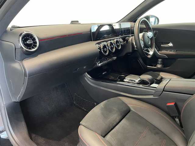 メルセデス・ベンツ Ａ１８０ スタイル AMGライン 愛知県 2018(平30)年 5.3万km コスモスブラック ハーフレザー　/シートヒーター　/フルセグＴＶ　/Ｂｌｕｅｔｏｏｔｈ　/バックカメラ　/ＡＣＣ　/ＬＫＡ　/ＬＤＷ　/ＢＳＭ　/パワーシート　/ドライブレコーダー　/ＥＴＣ２．０　/ＬＥＤヘッドライト　/ワイヤレスチャージ/プッシュスタート/アイドリングストップ/ウィンカーミラー