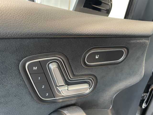 メルセデス・ベンツ Ａ１８０ スタイル AMGライン 愛知県 2018(平30)年 5.3万km コスモスブラック ハーフレザー　/シートヒーター　/フルセグＴＶ　/Ｂｌｕｅｔｏｏｔｈ　/バックカメラ　/ＡＣＣ　/ＬＫＡ　/ＬＤＷ　/ＢＳＭ　/パワーシート　/ドライブレコーダー　/ＥＴＣ２．０　/ＬＥＤヘッドライト　/ワイヤレスチャージ/プッシュスタート/アイドリングストップ/ウィンカーミラー