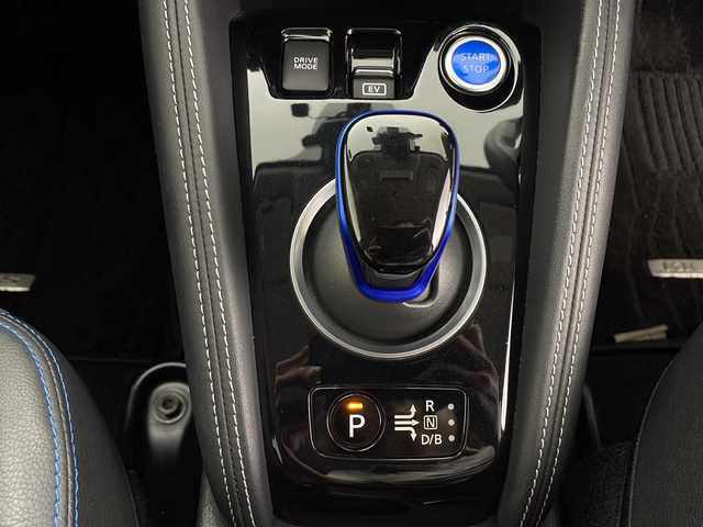 日産 キックス 鹿児島県 2020(令2)年 6.2万km ブリリアントホワイトパール 純正ＳＤナビ/（フルセグ/Bluetooth/CD）/プロパイロット　/アラウンドビューモニター/バックカメラ　/純正ドライブレコーダー　/ビルドインＥＴＣ　/シートヒーター　/ハーフレザー　/デジタルインナーミラー　/ルーフエンドスポイラー　/ルーフレール　/レーンキープアシスト/ステアリングスイッチ/ステアリングヒーター/フォグライト/オートライト/LEDヘッドライト/純正17インチアルミホイール/スマートキー/プッシュスタートボタン/スペアキー1本
