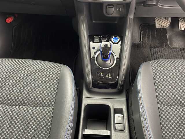 日産 キックス 鹿児島県 2020(令2)年 6.2万km ブリリアントホワイトパール 純正ＳＤナビ/（フルセグ/Bluetooth/CD）/プロパイロット　/アラウンドビューモニター/バックカメラ　/純正ドライブレコーダー　/ビルドインＥＴＣ　/シートヒーター　/ハーフレザー　/デジタルインナーミラー　/ルーフエンドスポイラー　/ルーフレール　/レーンキープアシスト/ステアリングスイッチ/ステアリングヒーター/フォグライト/オートライト/LEDヘッドライト/純正17インチアルミホイール/スマートキー/プッシュスタートボタン/スペアキー1本
