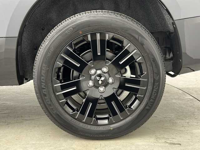 三菱 デリカＤ：５ シャモニー 大阪府 2025(令7)年 0.1千km グラファイトグレーメタリック/ブラックマイカ 登録済み未使用車/全方位カメラ(バック、サイド、フロント)/ブラインドスポットモニター/パワースライドドア/パワーバックドア/E-Assist/・衝突被害軽減ブレーキシステム/・車線逸脱警報システム/・レーダークルーズコントロールシステム/・オートマチックハイビーム/・誤発進抑制機能/・後側方車両検知警報システム/・後退時交差車車両検知警報システム/両側パワースライドドア/パワーバックドア/電動サイドステップレス/パワーシート(D席)/シートヒーター(D/N席)/ステアリングヒーター/ハーフレザーシート/純正AW/オートライト/保証書/取扱説明書/CHAMONIX (8人)　4WD　e-Assist/オリジナルナビ取付パッケージ＋リアモニター取付パッケージ(25/300)　ステップレス　（8人）