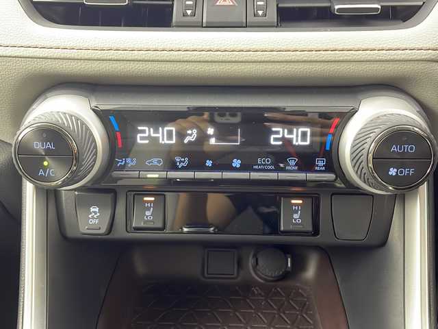 トヨタ ＲＡＶ４ G Zパッケージ 愛知県 2020(令2)年 3.1万km ホワイトパールクリスタルシャイン 純正ディーラーオプション9インチナビ/【Bluetooth/フルセグTV/CD/DVD】/パノラマルーフ/レザーシート/デジタルインナーミラー/バックカメラ/トヨタセーフティーセンス/・プリクラッシュセーフティー/・レーントレーシングアシスト/・レーダークルーズコントロール/・オートマチックハイビーム/・ロードサインアシスト/・ブラインドスポットモニター/・パーキングサポートブレーキ/パワーバックドア/ステアリングヒーター/電動格納ミラー/シートメモリー/パワーシート/シートヒーター/ステアリングスイッチ/純正ドアバイザー/純正フロアマット/ビルトインETC2.0/純正19インチアルミホイール/電動格納ミラー/LEDオートライト