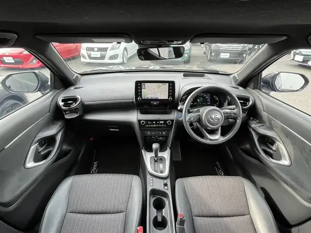 トヨタ ヤリスクロス ハイブリッド Z 三重県 2023(令5)年 2.9万km ブラックマイカ パノラミックビューモニター/トヨタコネクトナビ（Bluetooth/AM/FM/USB/Miracast/AppleCarPlay/AndroidAuto）/シートヒーター（前席）/ハーフレザー/ステアリングヒーター/ステアリングスイッチ/パワーシート（運転席）/セーフティセンス（プリクラッシュセーフティ/レーントレーシングアシスト/レーダークルーズコントロール/オートマチックハイビーム/ロードサインアシスト)/先行車発進告知機能/セカンダリーコリジョンブレーキ/パーキングサポートブレーキ（前後方静止物）/アダプティブハイビームアシスト/カラーヘッドアップディスプレイ/ドライブレコーダー付自動防眩インナーミラー/ETC/フルLEDヘッドランプ/オートライト/フルLEDリアコンビネーションランプ/LED照明付バニティミラー（前席）/ナノイーX/ヘッドレスト別体型ブラック合皮/アイボリーツィード調ファブリックコンビシート/シートバックポケット（助手席）/シートアンダートレイ（助手席）/スペアキー