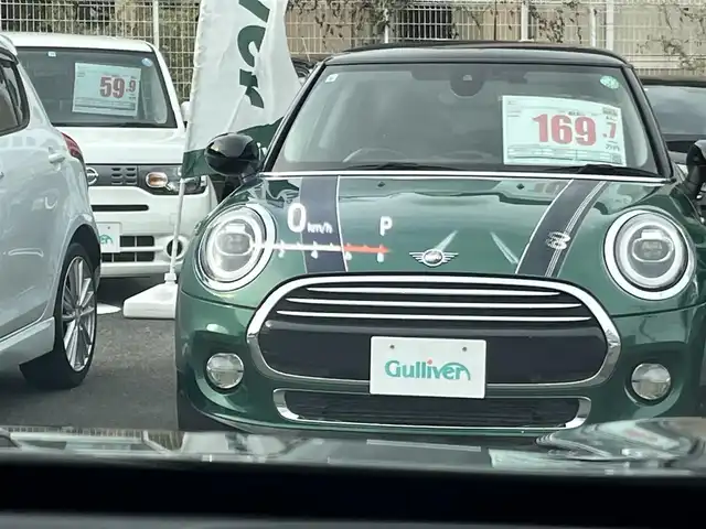 トヨタ ヤリスクロス ハイブリッド Z 三重県 2023(令5)年 2.9万km ブラックマイカ パノラミックビューモニター/トヨタコネクトナビ（Bluetooth/AM/FM/USB/Miracast/AppleCarPlay/AndroidAuto）/シートヒーター（前席）/ハーフレザー/ステアリングヒーター/ステアリングスイッチ/パワーシート（運転席）/セーフティセンス（プリクラッシュセーフティ/レーントレーシングアシスト/レーダークルーズコントロール/オートマチックハイビーム/ロードサインアシスト)/先行車発進告知機能/セカンダリーコリジョンブレーキ/パーキングサポートブレーキ（前後方静止物）/アダプティブハイビームアシスト/カラーヘッドアップディスプレイ/ドライブレコーダー付自動防眩インナーミラー/ETC/フルLEDヘッドランプ/オートライト/フルLEDリアコンビネーションランプ/LED照明付バニティミラー（前席）/ナノイーX/ヘッドレスト別体型ブラック合皮/アイボリーツィード調ファブリックコンビシート/シートバックポケット（助手席）/シートアンダートレイ（助手席）/スペアキー