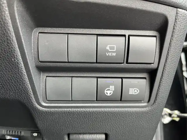 トヨタ ヤリスクロス ハイブリッド Z 三重県 2023(令5)年 2.9万km ブラックマイカ パノラミックビューモニター/トヨタコネクトナビ（Bluetooth/AM/FM/USB/Miracast/AppleCarPlay/AndroidAuto）/シートヒーター（前席）/ハーフレザー/ステアリングヒーター/ステアリングスイッチ/パワーシート（運転席）/セーフティセンス（プリクラッシュセーフティ/レーントレーシングアシスト/レーダークルーズコントロール/オートマチックハイビーム/ロードサインアシスト)/先行車発進告知機能/セカンダリーコリジョンブレーキ/パーキングサポートブレーキ（前後方静止物）/アダプティブハイビームアシスト/カラーヘッドアップディスプレイ/ドライブレコーダー付自動防眩インナーミラー/ETC/フルLEDヘッドランプ/オートライト/フルLEDリアコンビネーションランプ/LED照明付バニティミラー（前席）/ナノイーX/ヘッドレスト別体型ブラック合皮/アイボリーツィード調ファブリックコンビシート/シートバックポケット（助手席）/シートアンダートレイ（助手席）/スペアキー