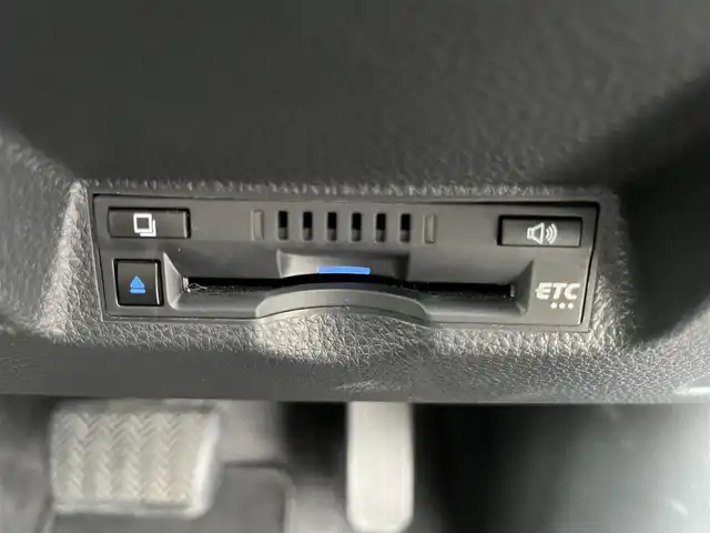 トヨタ ヤリスクロス ハイブリッド Z 三重県 2023(令5)年 2.9万km ブラックマイカ パノラミックビューモニター/トヨタコネクトナビ（Bluetooth/AM/FM/USB/Miracast/AppleCarPlay/AndroidAuto）/シートヒーター（前席）/ハーフレザー/ステアリングヒーター/ステアリングスイッチ/パワーシート（運転席）/セーフティセンス（プリクラッシュセーフティ/レーントレーシングアシスト/レーダークルーズコントロール/オートマチックハイビーム/ロードサインアシスト)/先行車発進告知機能/セカンダリーコリジョンブレーキ/パーキングサポートブレーキ（前後方静止物）/アダプティブハイビームアシスト/カラーヘッドアップディスプレイ/ドライブレコーダー付自動防眩インナーミラー/ETC/フルLEDヘッドランプ/オートライト/フルLEDリアコンビネーションランプ/LED照明付バニティミラー（前席）/ナノイーX/ヘッドレスト別体型ブラック合皮/アイボリーツィード調ファブリックコンビシート/シートバックポケット（助手席）/シートアンダートレイ（助手席）/スペアキー