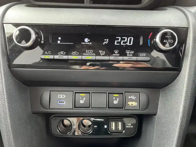 トヨタ ヤリスクロス ハイブリッド Z 三重県 2023(令5)年 2.9万km ブラックマイカ パノラミックビューモニター/トヨタコネクトナビ（Bluetooth/AM/FM/USB/Miracast/AppleCarPlay/AndroidAuto）/シートヒーター（前席）/ハーフレザー/ステアリングヒーター/ステアリングスイッチ/パワーシート（運転席）/セーフティセンス（プリクラッシュセーフティ/レーントレーシングアシスト/レーダークルーズコントロール/オートマチックハイビーム/ロードサインアシスト)/先行車発進告知機能/セカンダリーコリジョンブレーキ/パーキングサポートブレーキ（前後方静止物）/アダプティブハイビームアシスト/カラーヘッドアップディスプレイ/ドライブレコーダー付自動防眩インナーミラー/ETC/フルLEDヘッドランプ/オートライト/フルLEDリアコンビネーションランプ/LED照明付バニティミラー（前席）/ナノイーX/ヘッドレスト別体型ブラック合皮/アイボリーツィード調ファブリックコンビシート/シートバックポケット（助手席）/シートアンダートレイ（助手席）/スペアキー