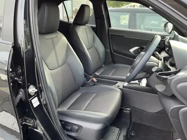 トヨタ ヤリスクロス ハイブリッド Z 三重県 2023(令5)年 2.9万km ブラックマイカ パノラミックビューモニター/トヨタコネクトナビ（Bluetooth/AM/FM/USB/Miracast/AppleCarPlay/AndroidAuto）/シートヒーター（前席）/ハーフレザー/ステアリングヒーター/ステアリングスイッチ/パワーシート（運転席）/セーフティセンス（プリクラッシュセーフティ/レーントレーシングアシスト/レーダークルーズコントロール/オートマチックハイビーム/ロードサインアシスト)/先行車発進告知機能/セカンダリーコリジョンブレーキ/パーキングサポートブレーキ（前後方静止物）/アダプティブハイビームアシスト/カラーヘッドアップディスプレイ/ドライブレコーダー付自動防眩インナーミラー/ETC/フルLEDヘッドランプ/オートライト/フルLEDリアコンビネーションランプ/LED照明付バニティミラー（前席）/ナノイーX/ヘッドレスト別体型ブラック合皮/アイボリーツィード調ファブリックコンビシート/シートバックポケット（助手席）/シートアンダートレイ（助手席）/スペアキー