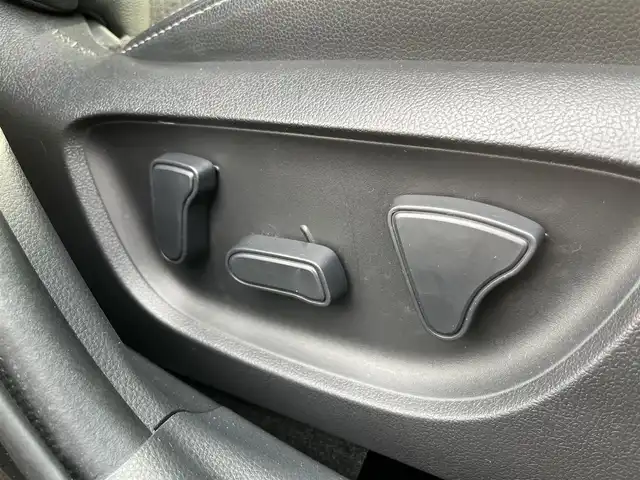 トヨタ ヤリスクロス ハイブリッド Z 三重県 2023(令5)年 2.9万km ブラックマイカ パノラミックビューモニター/トヨタコネクトナビ（Bluetooth/AM/FM/USB/Miracast/AppleCarPlay/AndroidAuto）/シートヒーター（前席）/ハーフレザー/ステアリングヒーター/ステアリングスイッチ/パワーシート（運転席）/セーフティセンス（プリクラッシュセーフティ/レーントレーシングアシスト/レーダークルーズコントロール/オートマチックハイビーム/ロードサインアシスト)/先行車発進告知機能/セカンダリーコリジョンブレーキ/パーキングサポートブレーキ（前後方静止物）/アダプティブハイビームアシスト/カラーヘッドアップディスプレイ/ドライブレコーダー付自動防眩インナーミラー/ETC/フルLEDヘッドランプ/オートライト/フルLEDリアコンビネーションランプ/LED照明付バニティミラー（前席）/ナノイーX/ヘッドレスト別体型ブラック合皮/アイボリーツィード調ファブリックコンビシート/シートバックポケット（助手席）/シートアンダートレイ（助手席）/スペアキー