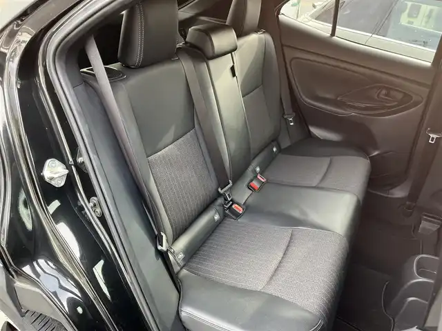 トヨタ ヤリスクロス ハイブリッド Z 三重県 2023(令5)年 2.9万km ブラックマイカ パノラミックビューモニター/トヨタコネクトナビ（Bluetooth/AM/FM/USB/Miracast/AppleCarPlay/AndroidAuto）/シートヒーター（前席）/ハーフレザー/ステアリングヒーター/ステアリングスイッチ/パワーシート（運転席）/セーフティセンス（プリクラッシュセーフティ/レーントレーシングアシスト/レーダークルーズコントロール/オートマチックハイビーム/ロードサインアシスト)/先行車発進告知機能/セカンダリーコリジョンブレーキ/パーキングサポートブレーキ（前後方静止物）/アダプティブハイビームアシスト/カラーヘッドアップディスプレイ/ドライブレコーダー付自動防眩インナーミラー/ETC/フルLEDヘッドランプ/オートライト/フルLEDリアコンビネーションランプ/LED照明付バニティミラー（前席）/ナノイーX/ヘッドレスト別体型ブラック合皮/アイボリーツィード調ファブリックコンビシート/シートバックポケット（助手席）/シートアンダートレイ（助手席）/スペアキー