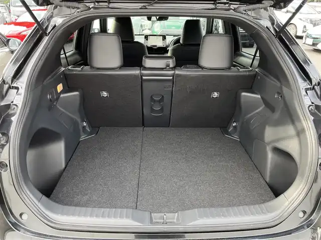 トヨタ ヤリスクロス ハイブリッド Z 三重県 2023(令5)年 2.9万km ブラックマイカ パノラミックビューモニター/トヨタコネクトナビ（Bluetooth/AM/FM/USB/Miracast/AppleCarPlay/AndroidAuto）/シートヒーター（前席）/ハーフレザー/ステアリングヒーター/ステアリングスイッチ/パワーシート（運転席）/セーフティセンス（プリクラッシュセーフティ/レーントレーシングアシスト/レーダークルーズコントロール/オートマチックハイビーム/ロードサインアシスト)/先行車発進告知機能/セカンダリーコリジョンブレーキ/パーキングサポートブレーキ（前後方静止物）/アダプティブハイビームアシスト/カラーヘッドアップディスプレイ/ドライブレコーダー付自動防眩インナーミラー/ETC/フルLEDヘッドランプ/オートライト/フルLEDリアコンビネーションランプ/LED照明付バニティミラー（前席）/ナノイーX/ヘッドレスト別体型ブラック合皮/アイボリーツィード調ファブリックコンビシート/シートバックポケット（助手席）/シートアンダートレイ（助手席）/スペアキー