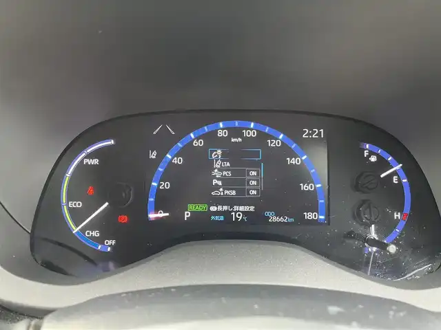 トヨタ ヤリスクロス ハイブリッド Z 三重県 2023(令5)年 2.9万km ブラックマイカ パノラミックビューモニター/トヨタコネクトナビ（Bluetooth/AM/FM/USB/Miracast/AppleCarPlay/AndroidAuto）/シートヒーター（前席）/ハーフレザー/ステアリングヒーター/ステアリングスイッチ/パワーシート（運転席）/セーフティセンス（プリクラッシュセーフティ/レーントレーシングアシスト/レーダークルーズコントロール/オートマチックハイビーム/ロードサインアシスト)/先行車発進告知機能/セカンダリーコリジョンブレーキ/パーキングサポートブレーキ（前後方静止物）/アダプティブハイビームアシスト/カラーヘッドアップディスプレイ/ドライブレコーダー付自動防眩インナーミラー/ETC/フルLEDヘッドランプ/オートライト/フルLEDリアコンビネーションランプ/LED照明付バニティミラー（前席）/ナノイーX/ヘッドレスト別体型ブラック合皮/アイボリーツィード調ファブリックコンビシート/シートバックポケット（助手席）/シートアンダートレイ（助手席）/スペアキー