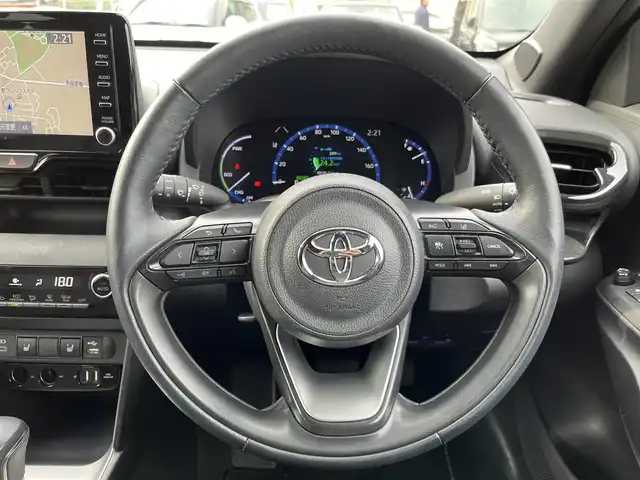 トヨタ ヤリスクロス ハイブリッド Z 三重県 2023(令5)年 2.9万km ブラックマイカ パノラミックビューモニター/トヨタコネクトナビ（Bluetooth/AM/FM/USB/Miracast/AppleCarPlay/AndroidAuto）/シートヒーター（前席）/ハーフレザー/ステアリングヒーター/ステアリングスイッチ/パワーシート（運転席）/セーフティセンス（プリクラッシュセーフティ/レーントレーシングアシスト/レーダークルーズコントロール/オートマチックハイビーム/ロードサインアシスト)/先行車発進告知機能/セカンダリーコリジョンブレーキ/パーキングサポートブレーキ（前後方静止物）/アダプティブハイビームアシスト/カラーヘッドアップディスプレイ/ドライブレコーダー付自動防眩インナーミラー/ETC/フルLEDヘッドランプ/オートライト/フルLEDリアコンビネーションランプ/LED照明付バニティミラー（前席）/ナノイーX/ヘッドレスト別体型ブラック合皮/アイボリーツィード調ファブリックコンビシート/シートバックポケット（助手席）/シートアンダートレイ（助手席）/スペアキー