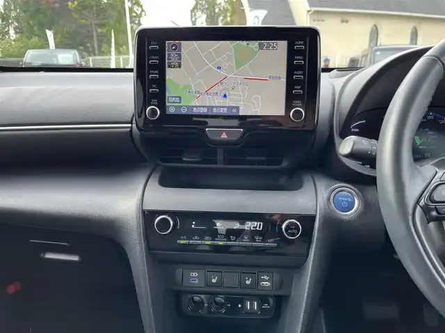 トヨタ ヤリスクロス ハイブリッド Z 三重県 2023(令5)年 2.9万km ブラックマイカ パノラミックビューモニター/トヨタコネクトナビ（Bluetooth/AM/FM/USB/Miracast/AppleCarPlay/AndroidAuto）/シートヒーター（前席）/ハーフレザー/ステアリングヒーター/ステアリングスイッチ/パワーシート（運転席）/セーフティセンス（プリクラッシュセーフティ/レーントレーシングアシスト/レーダークルーズコントロール/オートマチックハイビーム/ロードサインアシスト)/先行車発進告知機能/セカンダリーコリジョンブレーキ/パーキングサポートブレーキ（前後方静止物）/アダプティブハイビームアシスト/カラーヘッドアップディスプレイ/ドライブレコーダー付自動防眩インナーミラー/ETC/フルLEDヘッドランプ/オートライト/フルLEDリアコンビネーションランプ/LED照明付バニティミラー（前席）/ナノイーX/ヘッドレスト別体型ブラック合皮/アイボリーツィード調ファブリックコンビシート/シートバックポケット（助手席）/シートアンダートレイ（助手席）/スペアキー