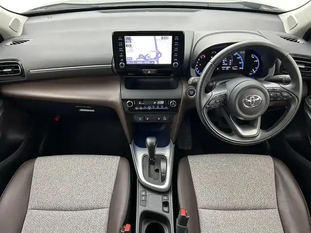 トヨタ ヤリスクロス Z 熊本県 2021(令3)年 2.3万km ブラックマイカ ワンオーナー/禁煙車/ディスプレイオーディオ(BT/ラジオ/ナビキット付き)/トヨタセーフティーセンス / ・衝突軽減ブレーキ(PCS)/ ・車線逸脱警報装置(LTA)/ ・PKSB(パーキングサポートブレーキ)/ ・RSA（ロードサインアシスト）/ ・レーダクルーズコントロール/・先行車発進お知らせ/ビルトインETC/バックカメラ/前後クリアランスソナー/運転席パワーシート/前席シートヒーター/電動パーキングブレーキ/オートライト/オートハイビーム/横滑り防止装置/純正アルミホイール/純正フロアマット/USB端子/スマートキー/プッシュスタート/スペアキー1本/保証書/取扱説明書